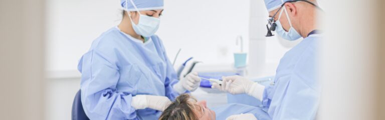 Dentistes spécialistes en parodontologie effectuant un traitement avancé au Cabinet Dentaire de Nyon